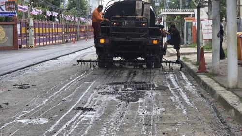 ทน.แม่สอด ลงพื้นที่การลาดยางแอสฟัลท์ติกถนนประสาทวิถี