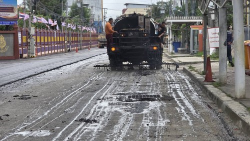 ทน.แม่สอด ลงพื้นที่การลาดยางแอสฟัลท์ติกถนนประสาทวิถี