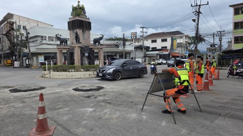 ทน.แม่สอด ลงพื้นที่การลาดยางแอสฟัลท์ติกถนนประสาทวิถี