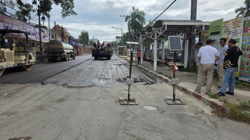 ทน.แม่สอด ลงพื้นที่การลาดยางแอสฟัลท์ติกถนนประสาทวิถี