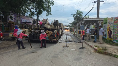 ทน.แม่สอด ลงพื้นที่การลาดยางแอสฟัลท์ติกถนนประสาทวิถี