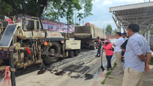 ทน.แม่สอด ลงพื้นที่การลาดยางแอสฟัลท์ติกถนนประสาทวิถี
