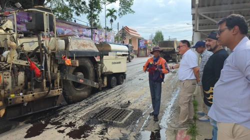 ทน.แม่สอด ลงพื้นที่การลาดยางแอสฟัลท์ติกถนนประสาทวิถี