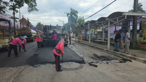 ทน.แม่สอด ลงพื้นที่การลาดยางแอสฟัลท์ติกถนนประสาทวิถี