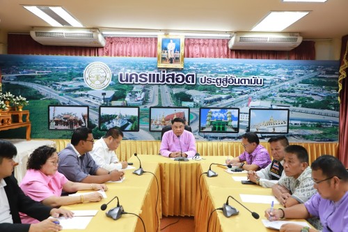 เทศบาลนครแม่สอด ประชุมมอบนโยบายแนวทางการทำงานให้แก่ กองช่างสุขาภิบาล