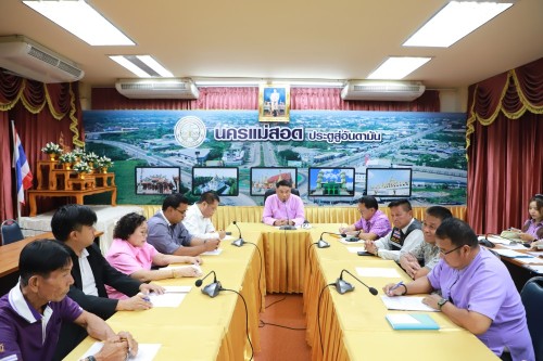 เทศบาลนครแม่สอด ประชุมมอบนโยบายแนวทางการทำงานให้แก่ กองช่างสุขาภิบาล