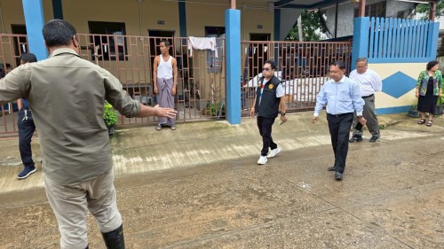 เทศบาลนครแม่สอด ลงพื้นที่แก้ไขปัญหาน้ำท่วมขังในเขตเทศบาลนครแม่สอด