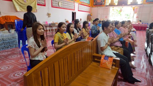 เทศบาลนครแม่สอด เข้าร่วมพิธีถวายเทียนจำนำพรรษาวัดตรีรัตนาราม ร่วมกับชมรมผู้สูงอายุเทศบาลนครแม่สอด