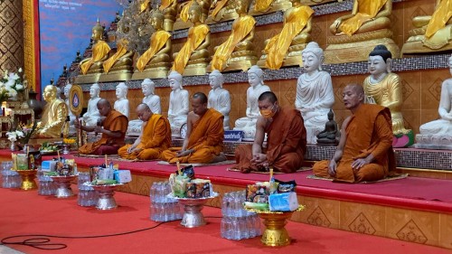 เทศบาลนครแม่สอด เข้าร่วมพิธีถวายเทียนจำนำพรรษาวัดตรีรัตนาราม ร่วมกับชมรมผู้สูงอายุเทศบาลนครแม่สอด