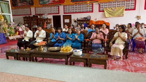 เทศบาลนครแม่สอด เข้าร่วมพิธีถวายเทียนจำนำพรรษาวัดตรีรัตนาราม ร่วมกับชมรมผู้สูงอายุเทศบาลนครแม่สอด
