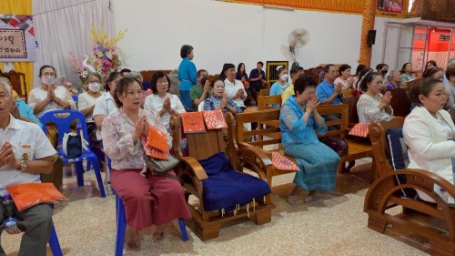 เทศบาลนครแม่สอด เข้าร่วมพิธีถวายเทียนจำนำพรรษาวัดตรีรัตนาราม ร่วมกับชมรมผู้สูงอายุเทศบาลนครแม่สอด