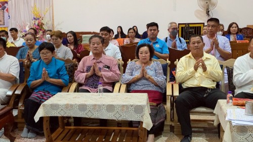 เทศบาลนครแม่สอด เข้าร่วมพิธีถวายเทียนจำนำพรรษาวัดตรีรัตนาราม ร่วมกับชมรมผู้สูงอายุเทศบาลนครแม่สอด