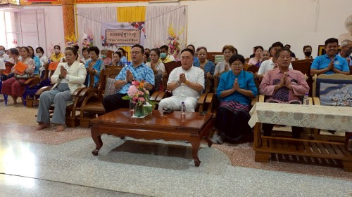 เทศบาลนครแม่สอด เข้าร่วมพิธีถวายเทียนจำนำพรรษาวัดตรีรัตนาราม ร่วมกับชมรมผู้สูงอายุเทศบาลนครแม่สอด