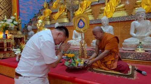 เทศบาลนครแม่สอด เข้าร่วมพิธีถวายเทียนจำนำพรรษาวัดตรีรัตนาราม ร่วมกับชมรมผู้สูงอายุเทศบาลนครแม่สอด