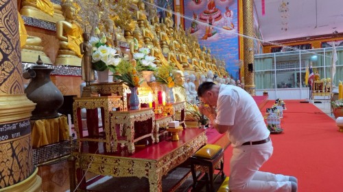 เทศบาลนครแม่สอด เข้าร่วมพิธีถวายเทียนจำนำพรรษาวัดตรีรัตนาราม ร่วมกับชมรมผู้สูงอายุเทศบาลนครแม่สอด
