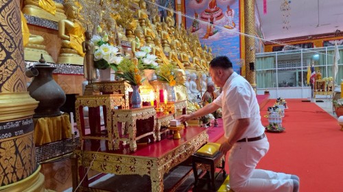 เทศบาลนครแม่สอด เข้าร่วมพิธีถวายเทียนจำนำพรรษาวัดตรีรัตนาราม ร่วมกับชมรมผู้สูงอายุเทศบาลนครแม่สอด