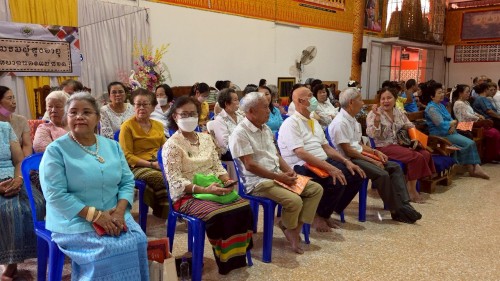 เทศบาลนครแม่สอด เข้าร่วมพิธีถวายเทียนจำนำพรรษาวัดตรีรัตนาราม ร่วมกับชมรมผู้สูงอายุเทศบาลนครแม่สอด