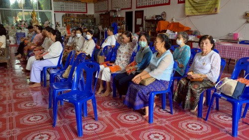 เทศบาลนครแม่สอด เข้าร่วมพิธีถวายเทียนจำนำพรรษาวัดตรีรัตนาราม ร่วมกับชมรมผู้สูงอายุเทศบาลนครแม่สอด