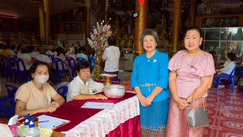 เทศบาลนครแม่สอด เข้าร่วมพิธีถวายเทียนจำนำพรรษาวัดตรีรัตนาราม ร่วมกับชมรมผู้สูงอายุเทศบาลนครแม่สอด