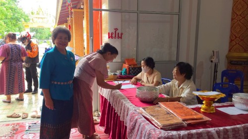 เทศบาลนครแม่สอด เข้าร่วมพิธีถวายเทียนจำนำพรรษาวัดตรีรัตนาราม ร่วมกับชมรมผู้สูงอายุเทศบาลนครแม่สอด