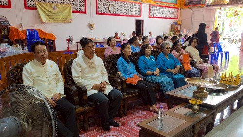 เทศบาลนครแม่สอด เข้าร่วมพิธีถวายเทียนจำนำพรรษาวัดตรีรัตนาราม ร่วมกับชมรมผู้สูงอายุเทศบาลนครแม่สอด