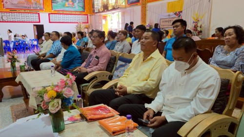 เทศบาลนครแม่สอด เข้าร่วมพิธีถวายเทียนจำนำพรรษาวัดตรีรัตนาราม ร่วมกับชมรมผู้สูงอายุเทศบาลนครแม่สอด