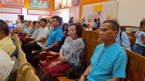 เทศบาลนครแม่สอด เข้าร่วมพิธีถวายเทียนจำนำพรรษาวัดตรีรัตนาราม ร่วมกับชมรมผู้สูงอายุเทศบาลนครแม่สอด