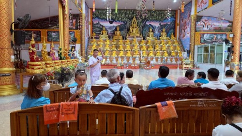 เทศบาลนครแม่สอด เข้าร่วมพิธีถวายเทียนจำนำพรรษาวัดตรีรัตนาราม ร่วมกับชมรมผู้สูงอายุเทศบาลนครแม่สอด