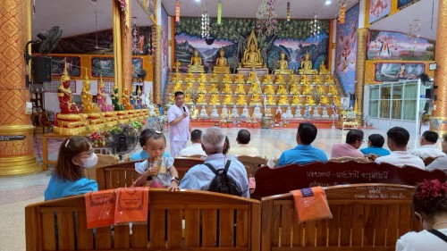 เทศบาลนครแม่สอด เข้าร่วมพิธีถวายเทียนจำนำพรรษาวัดตรีรัตนาราม ร่วมกับชมรมผู้สูงอายุเทศบาลนครแม่สอด