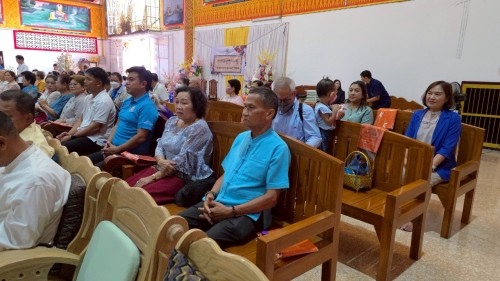 เทศบาลนครแม่สอด เข้าร่วมพิธีถวายเทียนจำนำพรรษาวัดตรีรัตนาราม ร่วมกับชมรมผู้สูงอายุเทศบาลนครแม่สอด