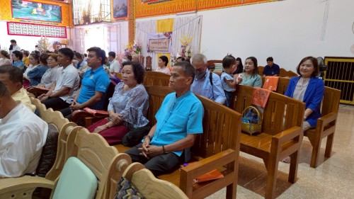 เทศบาลนครแม่สอด เข้าร่วมพิธีถวายเทียนจำนำพรรษาวัดตรีรัตนาราม ร่วมกับชมรมผู้สูงอายุเทศบาลนครแม่สอด
