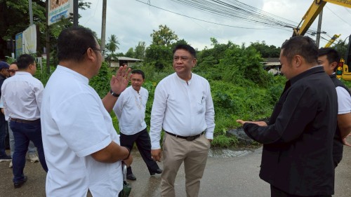 เทศบาลนครแม่สอด บูรณาการร่วมกับองค์การบริหารส่วนจังหวัดตาก ลงพื้นที่ดำเนินการขุดลอกเส้นทางระบายน้ำ เพื่อป้องกันน้ำท่วมขัง ในเขตพื้นที่เทศบาลนครแม่สอด
