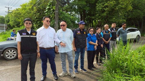 เทศบาลนครแม่สอด บูรณาการร่วมกับองค์การบริหารส่วนจังหวัดตาก ลงพื้นที่ดำเนินการขุดลอกเส้นทางระบายน้ำ เพื่อป้องกันน้ำท่วมขัง ในเขตพื้นที่เทศบาลนครแม่สอด