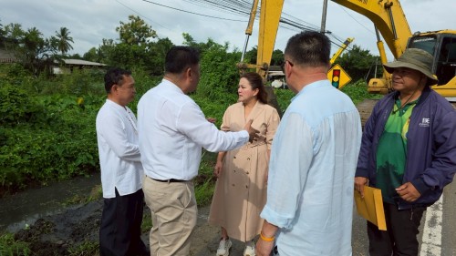 เทศบาลนครแม่สอด บูรณาการร่วมกับองค์การบริหารส่วนจังหวัดตาก ลงพื้นที่ดำเนินการขุดลอกเส้นทางระบายน้ำ เพื่อป้องกันน้ำท่วมขัง ในเขตพื้นที่เทศบาลนครแม่สอด