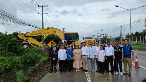 เทศบาลนครแม่สอด บูรณาการร่วมกับองค์การบริหารส่วนจังหวัดตาก ลงพื้นที่ดำเนินการขุดลอกเส้นทางระบายน้ำ เพื่อป้องกันน้ำท่วมขัง ในเขตพื้นที่เทศบาลนครแม่สอด