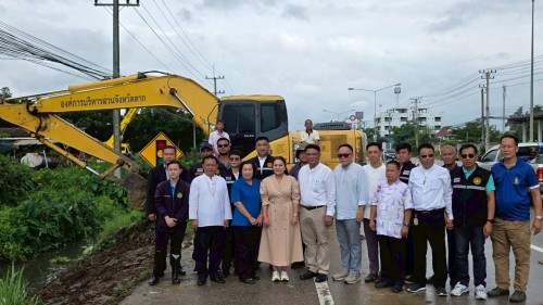 เทศบาลนครแม่สอด บูรณาการร่วมกับองค์การบริหารส่วนจังหวัดตาก ลงพื้นที่ดำเนินการขุดลอกเส้นทางระบายน้ำ เพื่อป้องกันน้ำท่วมขัง ในเขตพื้นที่เทศบาลนครแม่สอด