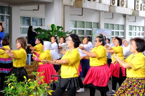 ทน.แม่สอด ร่วมพิธีเปิดการฝึกอบรม \"โครงการส่งเสริมสุขภาพผู้สูงอายุ สร้างจิตใจ ร่างกายแข็งแรง\" รุ่นที่ 3 และโครงการพัฒนาศักยภาพผู้สูงอายุเทศบาลนครแม่สอด