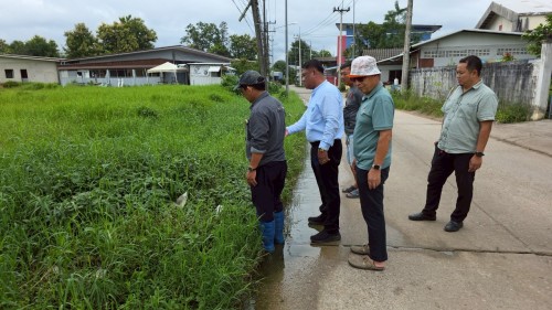 ทน.แม่สอด ลงพื้นที่สำรวจเส้นทางน้ำเพื่อแก้ไขปัญหาน้ำท่วมขังในเขตพื้นที่ชุมชนสักทอง