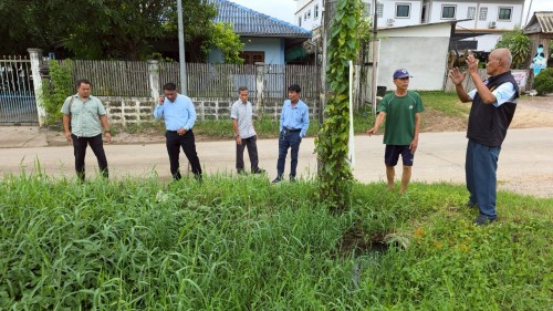 ทน.แม่สอด ลงพื้นที่สำรวจเส้นทางน้ำเพื่อแก้ไขปัญหาน้ำท่วมขังในเขตพื้นที่ชุมชนสักทอง