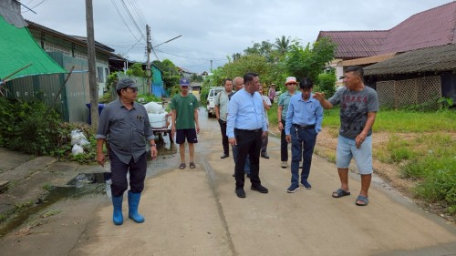 ทน.แม่สอด ลงพื้นที่สำรวจเส้นทางน้ำเพื่อแก้ไขปัญหาน้ำท่วมขังในเขตพื้นที่ชุมชนสักทอง