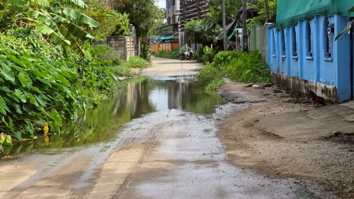 ทน.แม่สอด ลงพื้นที่สำรวจเส้นทางน้ำเพื่อแก้ไขปัญหาน้ำท่วมขังในเขตพื้นที่ชุมชนสักทอง
