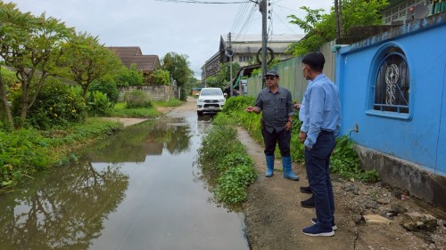 ทน.แม่สอด ลงพื้นที่สำรวจเส้นทางน้ำเพื่อแก้ไขปัญหาน้ำท่วมขังในเขตพื้นที่ชุมชนสักทอง