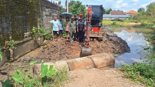 เทศบาลนครแม่สอด ลงพื้นที่ดำเนินการขุดร่องระบายน้ำ พร้อมวางท่อระบายน้ำ เพื่อป้องกันน้ำท่วมขัง ชุมชนสองแคว 1