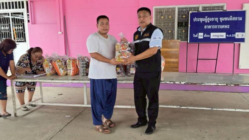เทศบาลนครแม่สอด ลงพื้นที่มอบถุงยังชีพให้แก่ ผู้ประสบเหตุอุทกภัย ในเขตเทศบาลนครแม่สอด