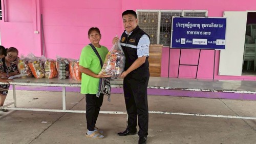เทศบาลนครแม่สอด ลงพื้นที่มอบถุงยังชีพให้แก่ ผู้ประสบเหตุอุทกภัย ในเขตเทศบาลนครแม่สอด