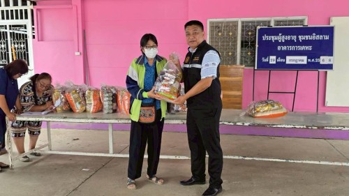 เทศบาลนครแม่สอด ลงพื้นที่มอบถุงยังชีพให้แก่ ผู้ประสบเหตุอุทกภัย ในเขตเทศบาลนครแม่สอด