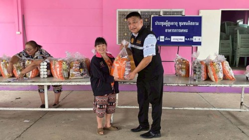 เทศบาลนครแม่สอด ลงพื้นที่มอบถุงยังชีพให้แก่ ผู้ประสบเหตุอุทกภัย ในเขตเทศบาลนครแม่สอด