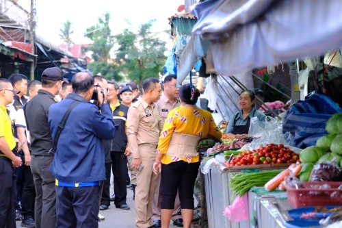 ทน.แม่สอด บูรณาการร่วมกับ ฝ่ายปกครองอำเภอแม่สอด ตรวจคนเข้าเมืองตาก สถานีตำรวจภูธรแม่สอด สำนักงานจัดหางานแม่สอด ลงพื้นที่จัดระเบียบตลาดสดพาเจริญ