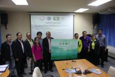 ดร.เทอดเกียรติ ชินสรนันท์ นายกเทศมนตรีนครแม่สอด เข้าร่วมการบันทึกความร่วมมือ การพัฒนาที่อยู่อาศัยเมืองแม่สอด จังหวัดตาก วันอังคารที่ ๖ ตุลาคม พ.ศ. ๒๕๕๘ ณ ห้องประชุมโกเมน เทศบาลนครแม่สอด