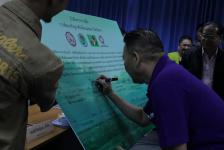 ดร.เทอดเกียรติ ชินสรนันท์ นายกเทศมนตรีนครแม่สอด เข้าร่วมการบันทึกความร่วมมือ การพัฒนาที่อยู่อาศัยเมืองแม่สอด จังหวัดตาก วันอังคารที่ ๖ ตุลาคม พ.ศ. ๒๕๕๘ ณ ห้องประชุมโกเมน เทศบาลนครแม่สอด